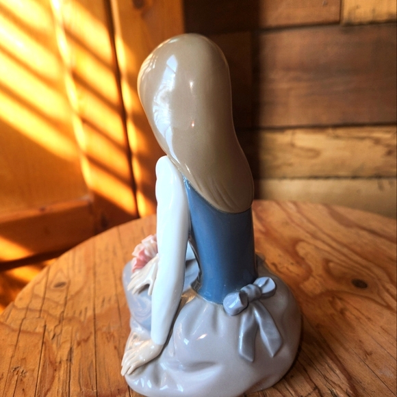 LLADRO "NOSTALGIA" #5071 YOUNG GIRL WITH FLOWERS - Picture 7 of 12